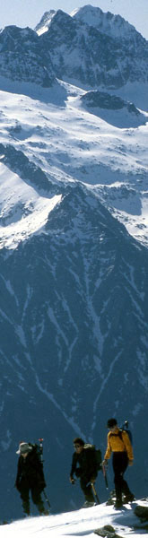 Pujant per la cresta sud-est del pic Perdiguero amb el massis de la Maladeta al fons